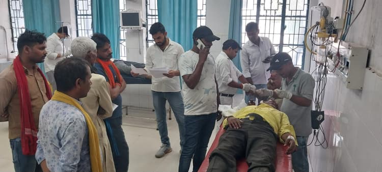 सिकरा मोड़ पर बाइक पलटने से तीन घायल, दो गंभीर