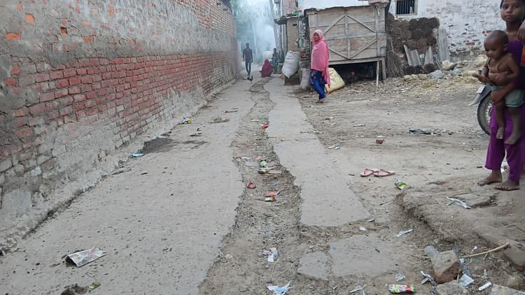 Madhubani : क्षतिग्रस्त सड़क पर जमा रहता है बरसात का पानी
