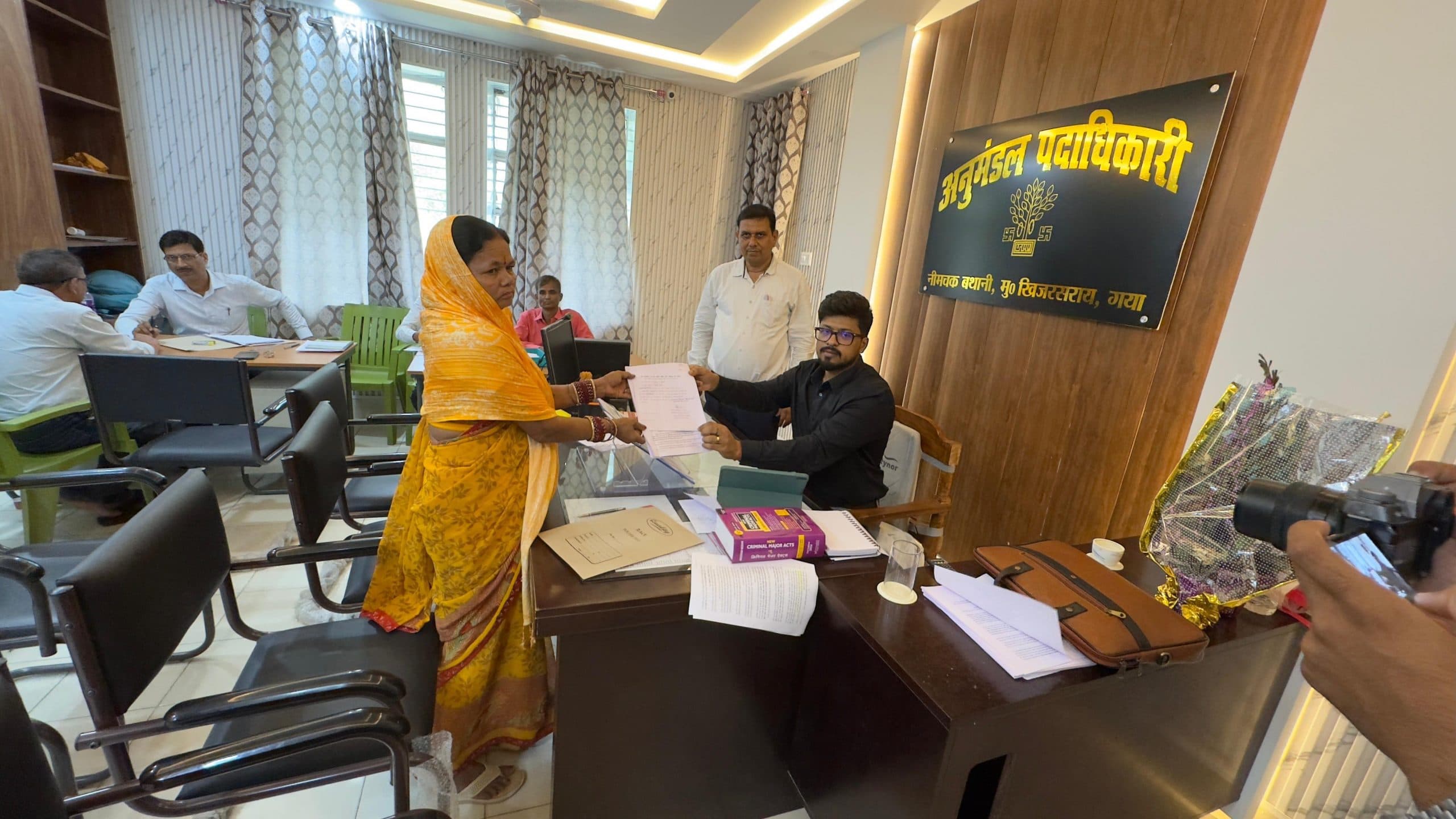 जदयू नेता की पत्नी व दिवंगत पूर्व मुखिया की गोतनी ने किया नामांकन