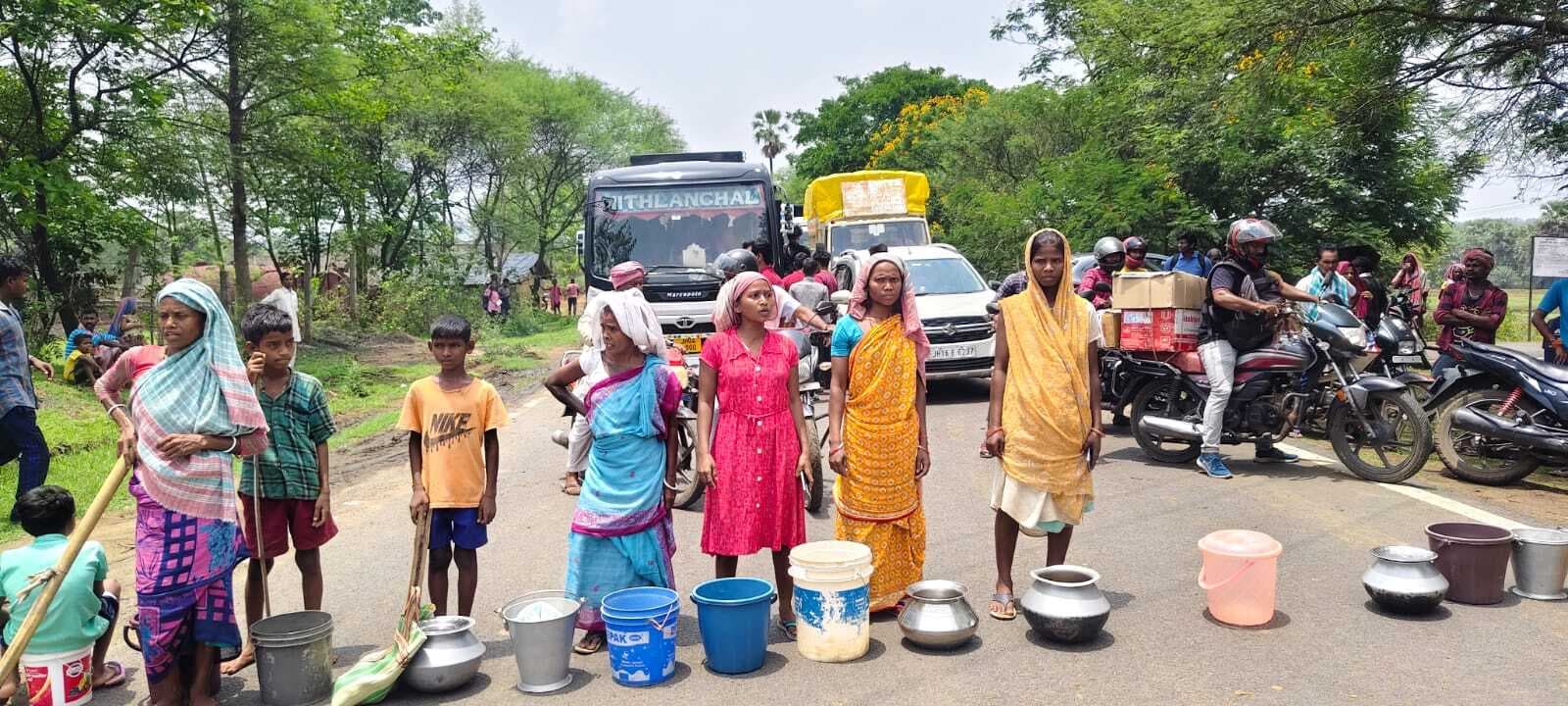 उदलबनी गांव के ताला टोला में जल संकट गहराया, महिलाएं उतरी सड़क पर, आधे घंटे तक दुमका-पाकुड़ मुख्य मार्ग पर फंसे रहे वाहन