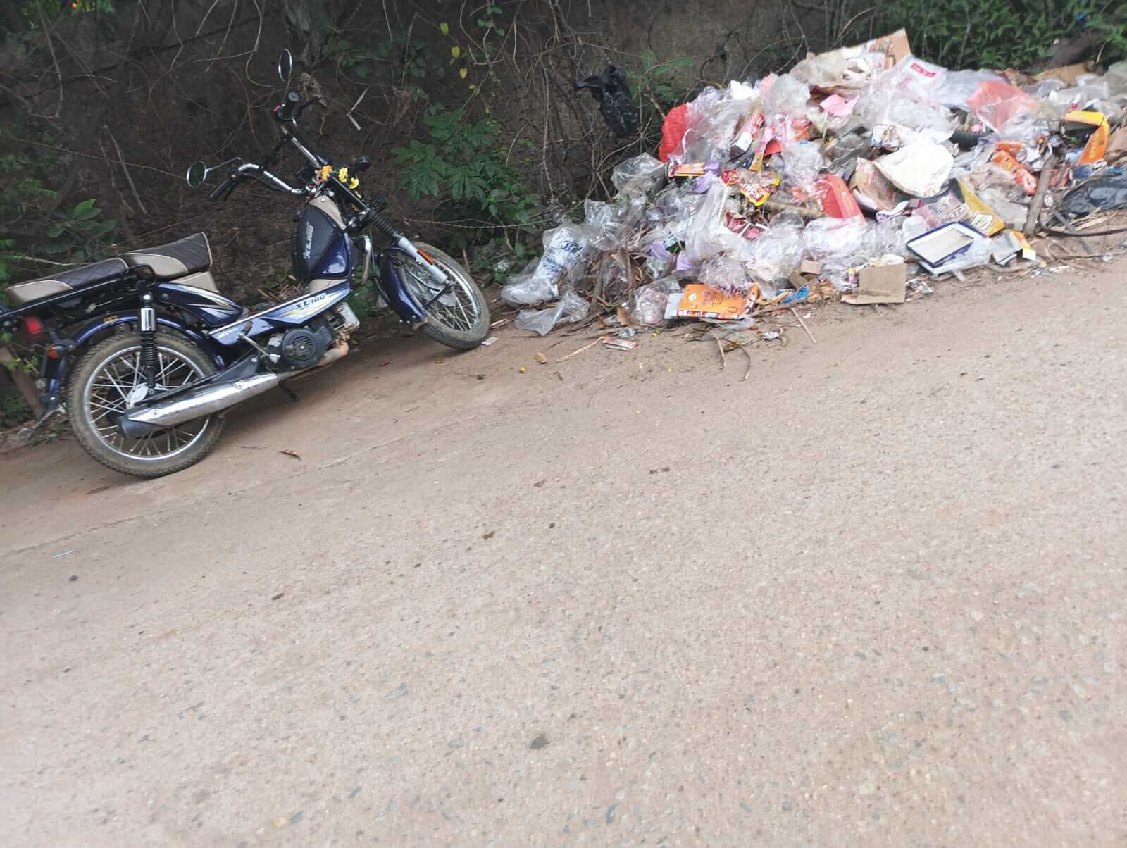 बुंडू नगर पंचायत में गंदगी और पेयजल संकट से लोग परेशान