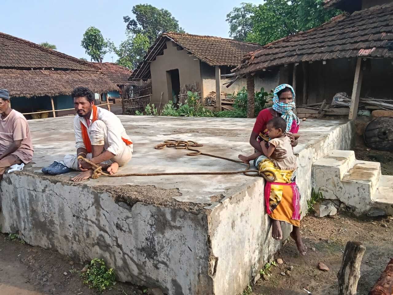 चार बच्चों की मां से मिलने आया प्रेमी, पति ने पकड़ा, लोगों ने बंधक