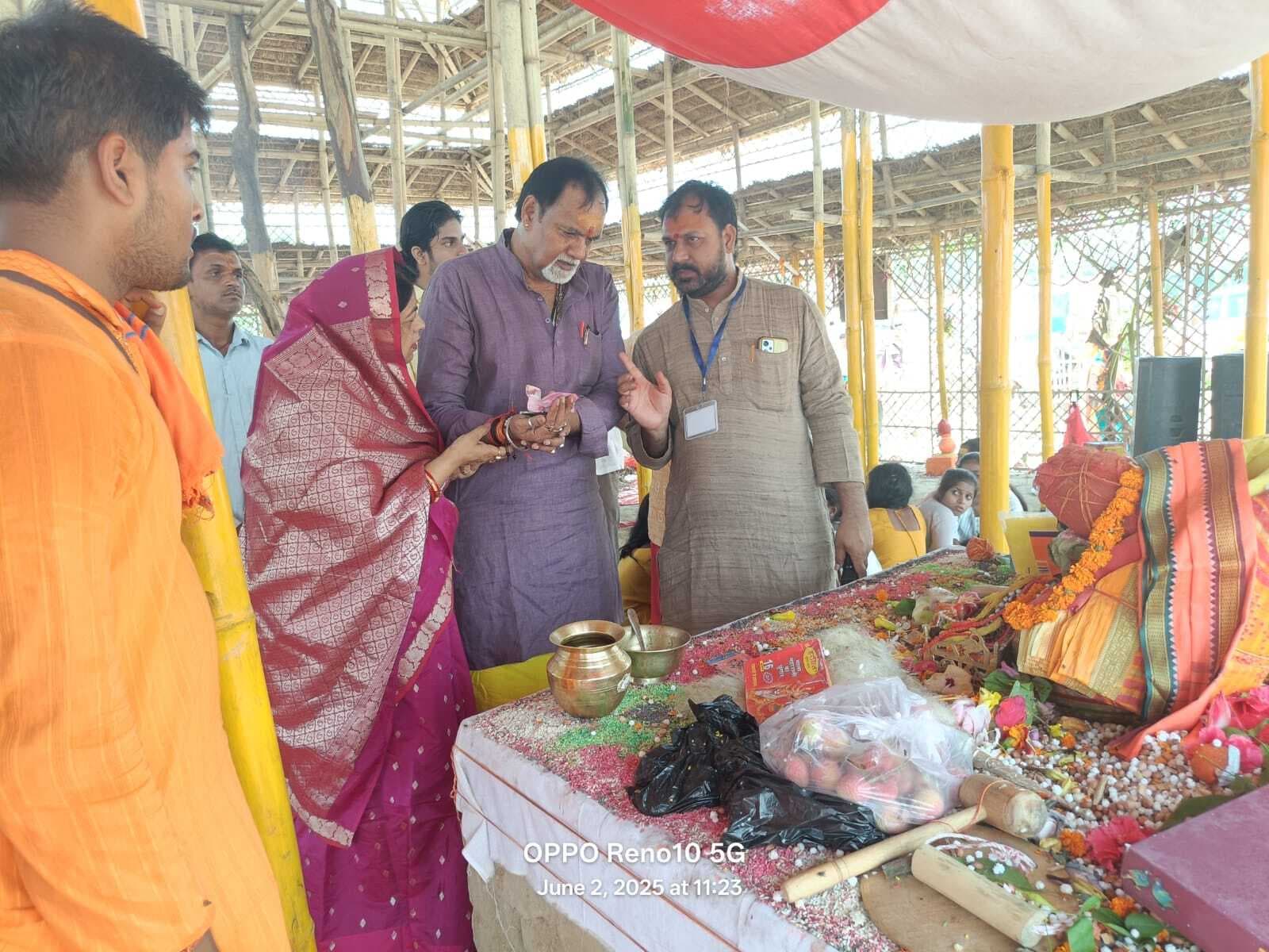 Samastipur News:यज्ञ कुंड में नारियल व घी डाल कर किया गया समापन