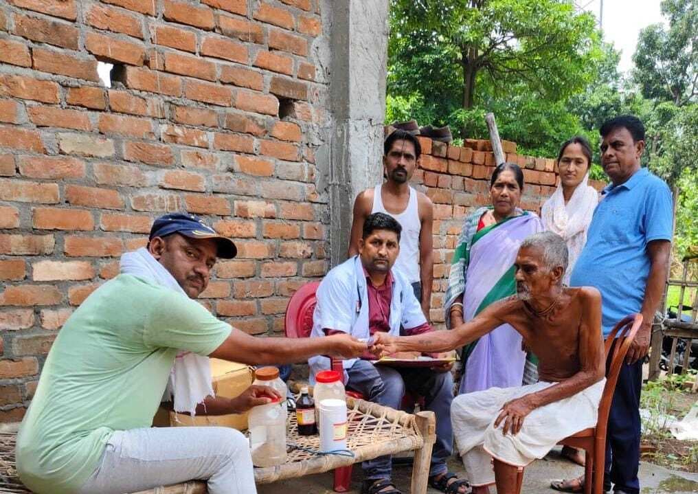 आयुष शिविर में 70 लोगों की हुई स्वास्थ्य जांच