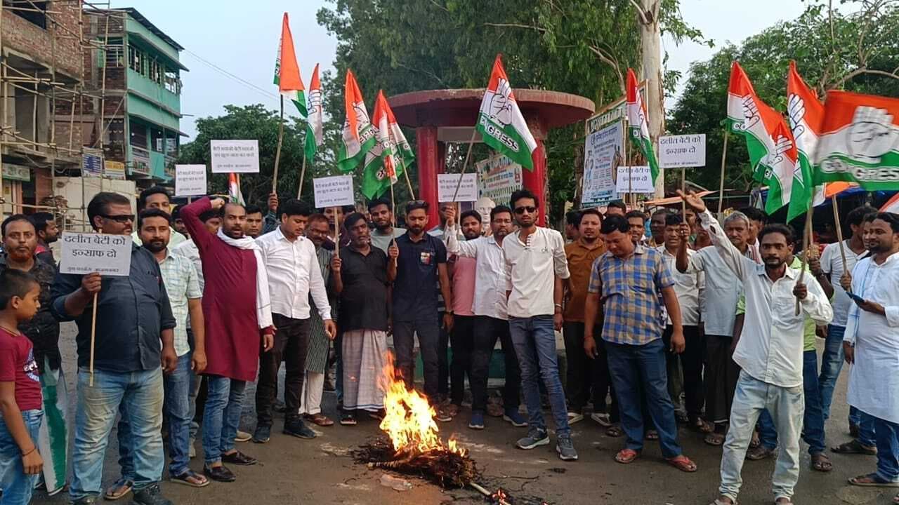 सालमारी में यूथ कांग्रेस ने मुख्यमंत्री, स्वास्थ मंत्री का पुतला दहन किया