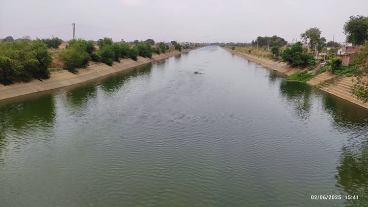 इंद्रपुरी बराज से पश्चिमी संयोजक नहर में छोड़ा गया 1000 क्यूसेक पानी