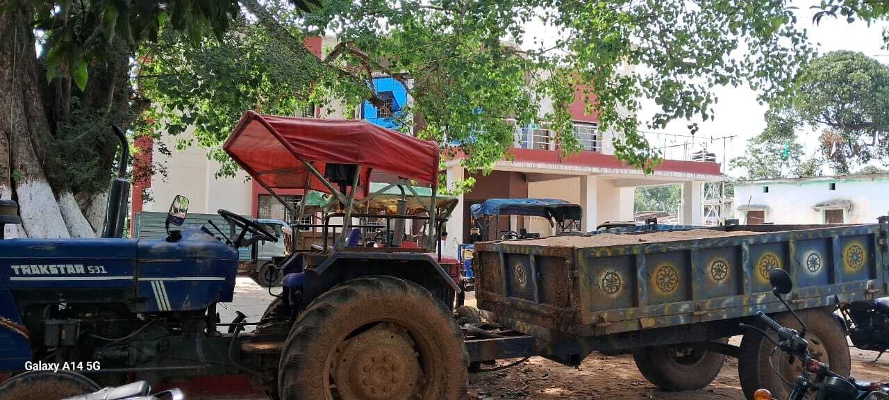सारवां में बालू लदे दो ट्रैक्टर जब्त