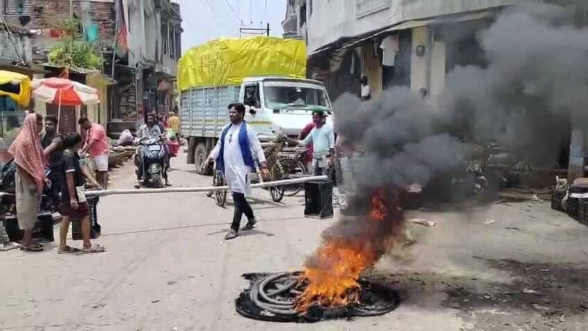 निर्माणाधीन नाले के अधूरा कार्य रहने पर लोगों ने आगजनी कर किया सड़क जाम