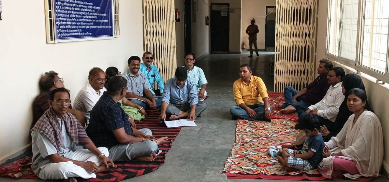 विश्वविद्यालय में धरने पर बैठे शिक्षक, कुलपति को सौंपा ज्ञापन