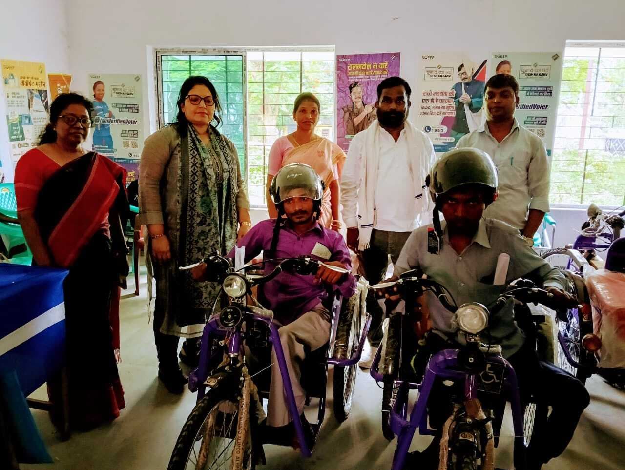 दिव्यांग आये थे बैशाखी के सहारे, ट्राइसाइकिल से पहुंचे घर