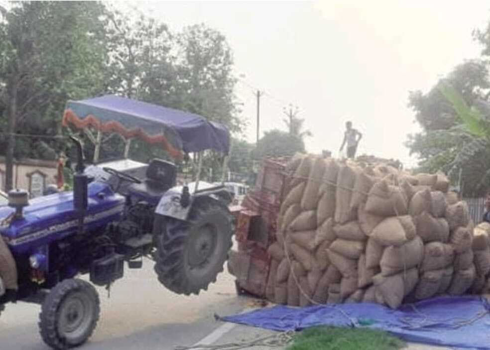 ट्रैक्टर पलटने से बाल-बाल बची चालक की जान