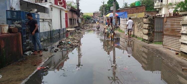 धीमी गति से हो रहा सड़क व नाले का निर्माण, सड़क पर जलजमाव