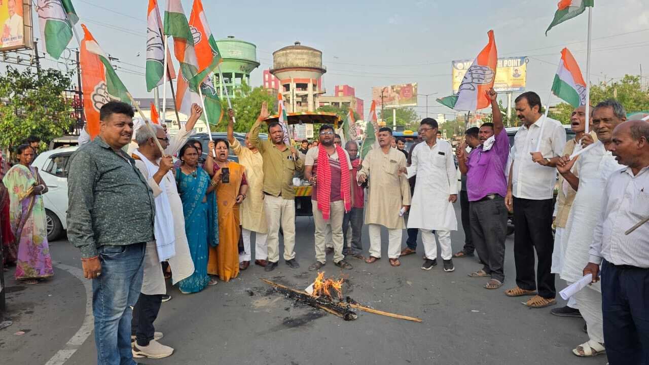 सरकार के खिलाफ कांग्रेस का हल्ला बोल, सीएम का फूंका पुतला