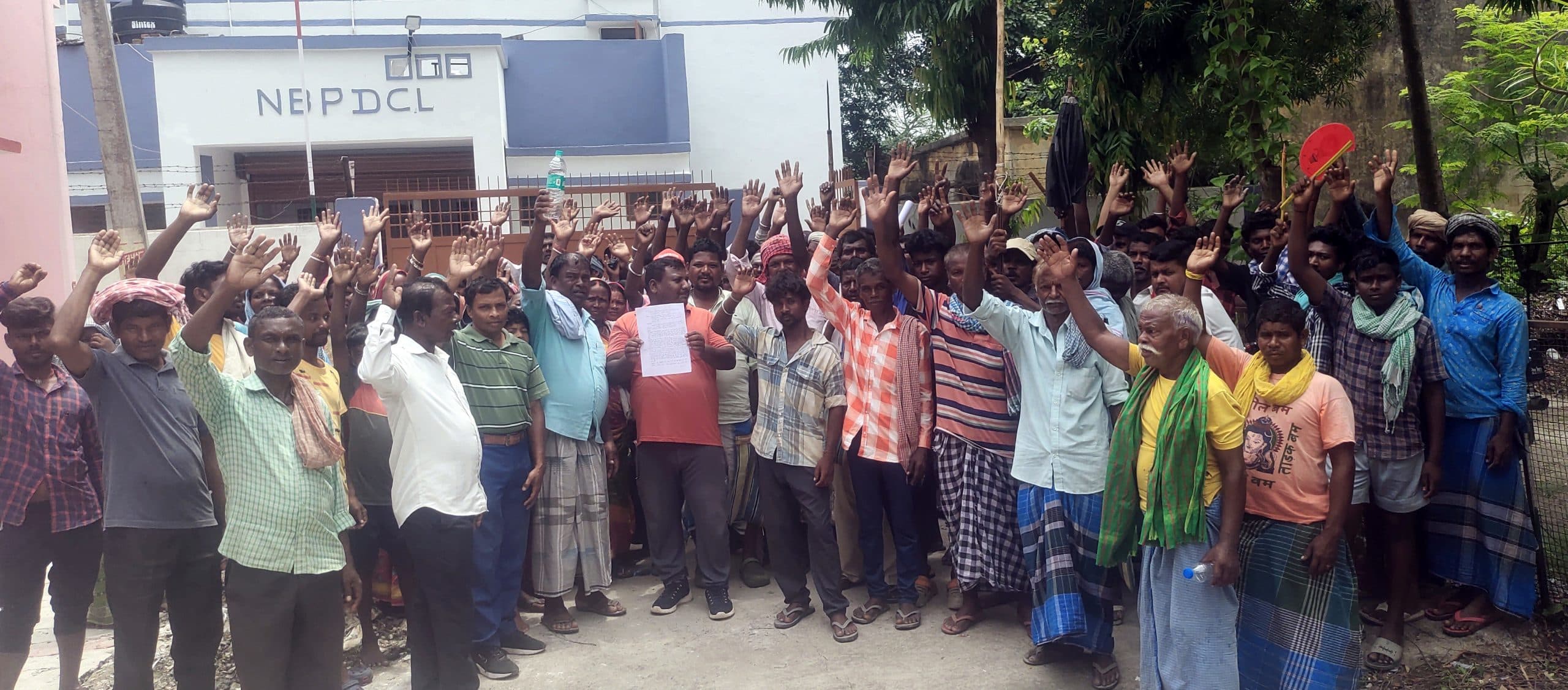 एक हफ्ते से बिजली गुल होने से आक्रोशित ग्रामीणों ने किया प्रदर्शन