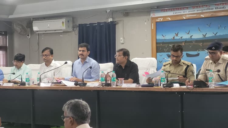 लंबित कार्यों व योजनाओं के क्रियान्वयन में तेजी लाने की जरूरत: आयुक्त