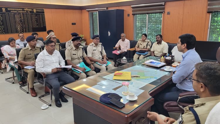 विधानसभा चुनाव: विधि व्यवस्था व मतदान केंद्र को लेकर डीएम-एसपी ने की समीक्षा