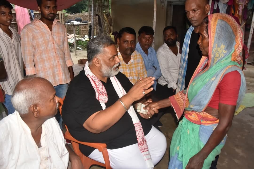 मृतक के परिजनों से मिले सांसद ने जतायी संवेदना, की आर्थिक मदद