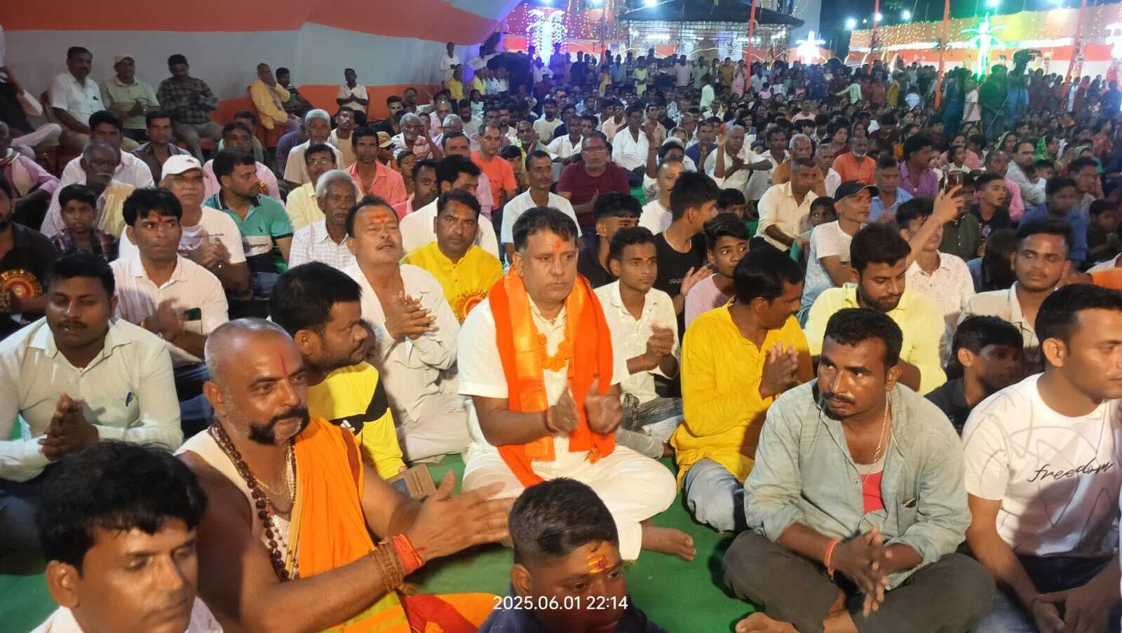 Deoghar News : महायज्ञ में उमड़ रहे भक्त, शास्त्री जी ने सुनायी श्रीराम जन्म की कथा