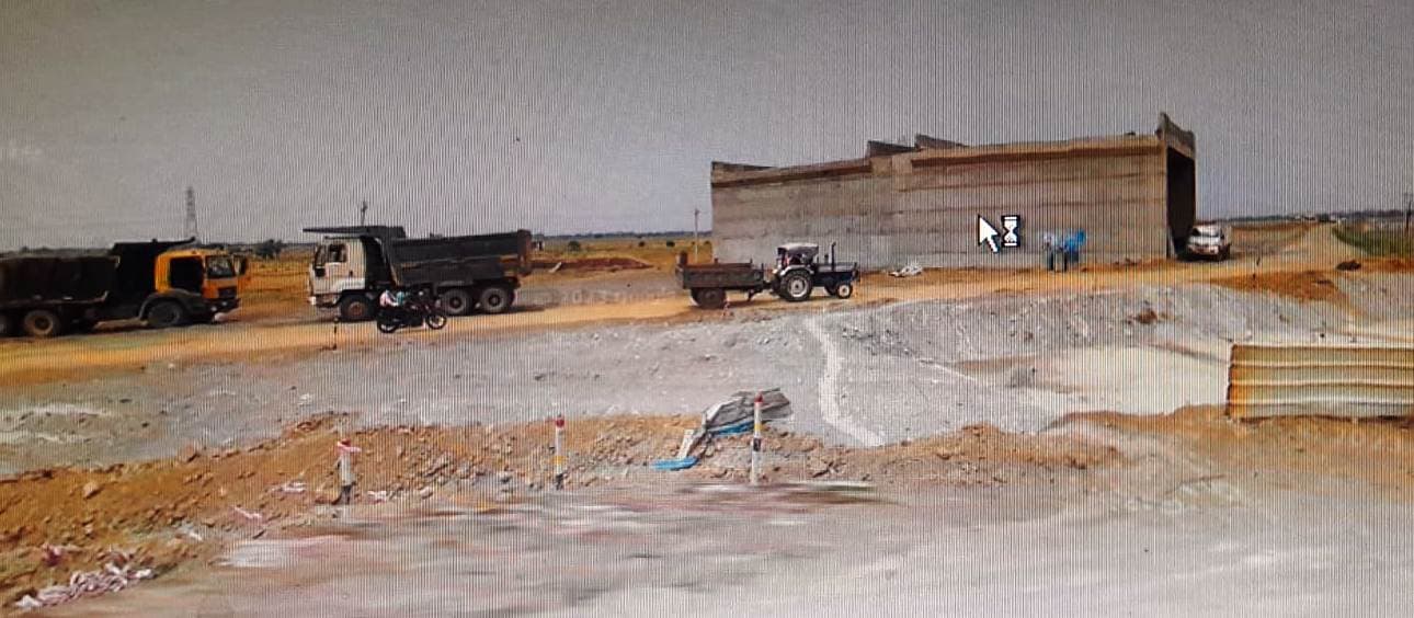 सड़क निर्माण को ले मुआवजा ले चुके रैयतों के घरों पर चला बुलडोजर