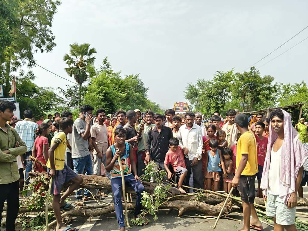 सड़क हादसे में घायल बच्ची का इलाज के दौरान हुई मौत, आक्रोशित परिजनों ने किया सड़क जाम