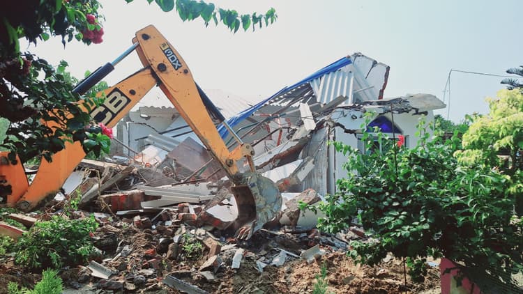 अतिक्रमण पर चला प्रशासन का डंडा