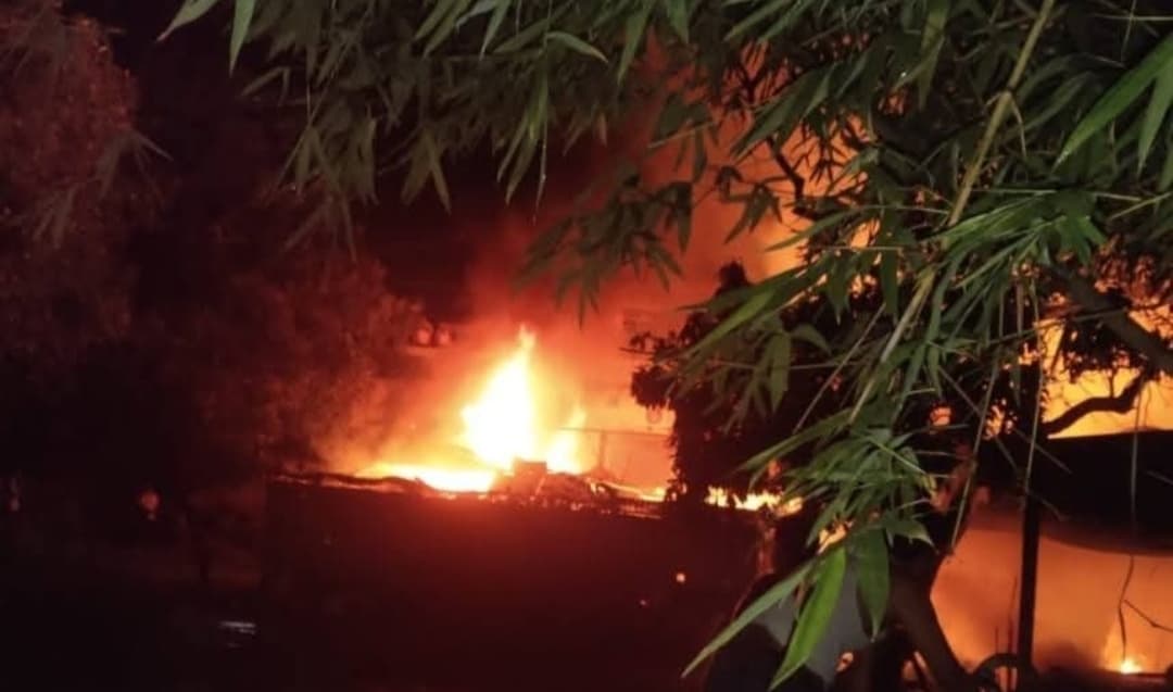 फुलकाहा बिस्कुट फैक्ट्री में लगी आग