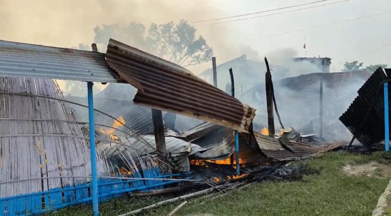 विद्यालय में आग लगने से तीन लाख की संपत्ति नष्ट