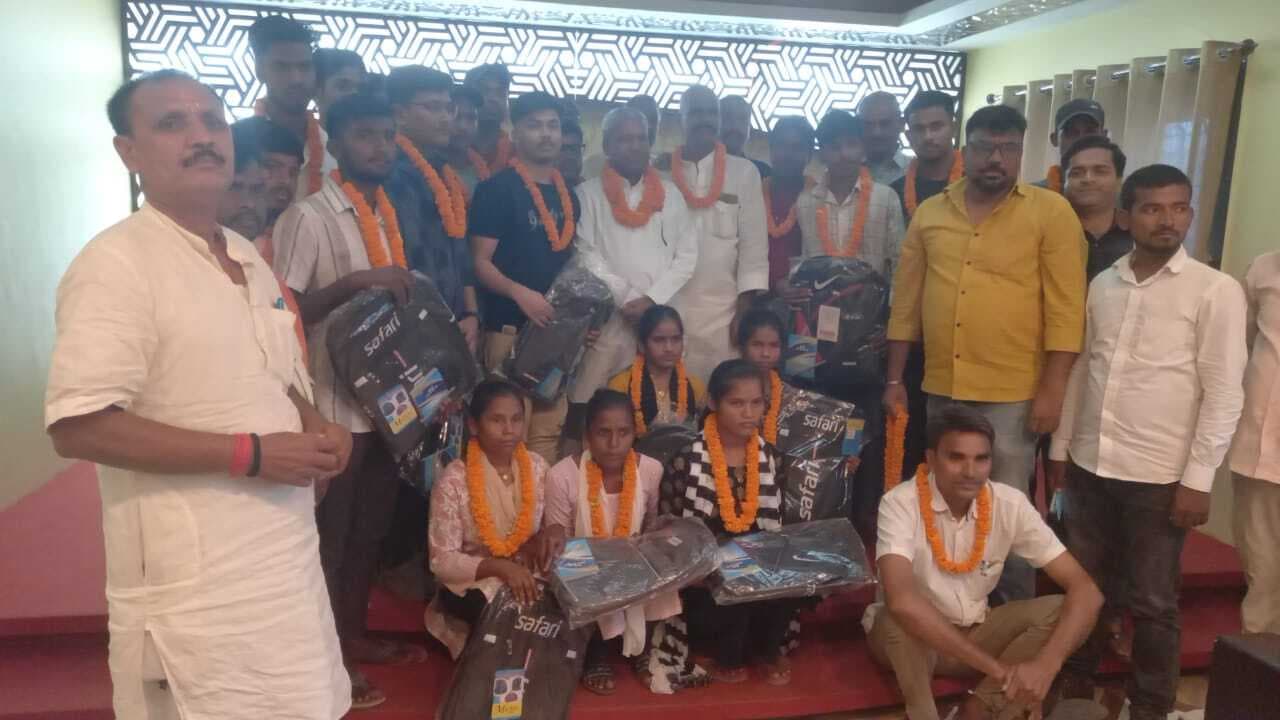 मैट्रिक व इंटर के सफल विद्यार्थी सम्मानित