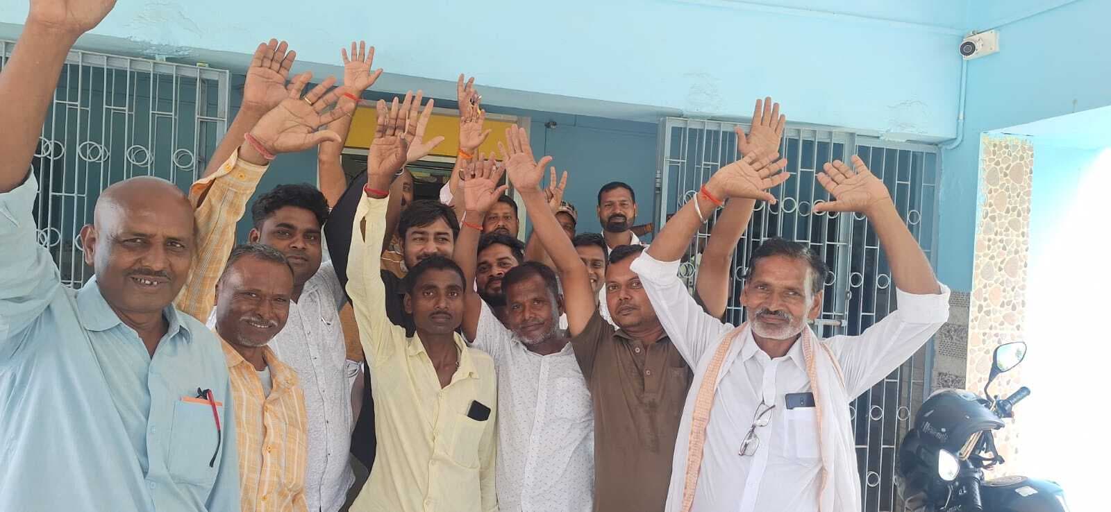 मजदूरी नहीं मिलने पर पंसस ने किया प्रदर्शन