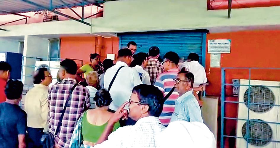 दुर्गापुर : एसबीआइ शाखा की चाबी गुम, ग्राहकों को दो घंटे हुई परेशानी