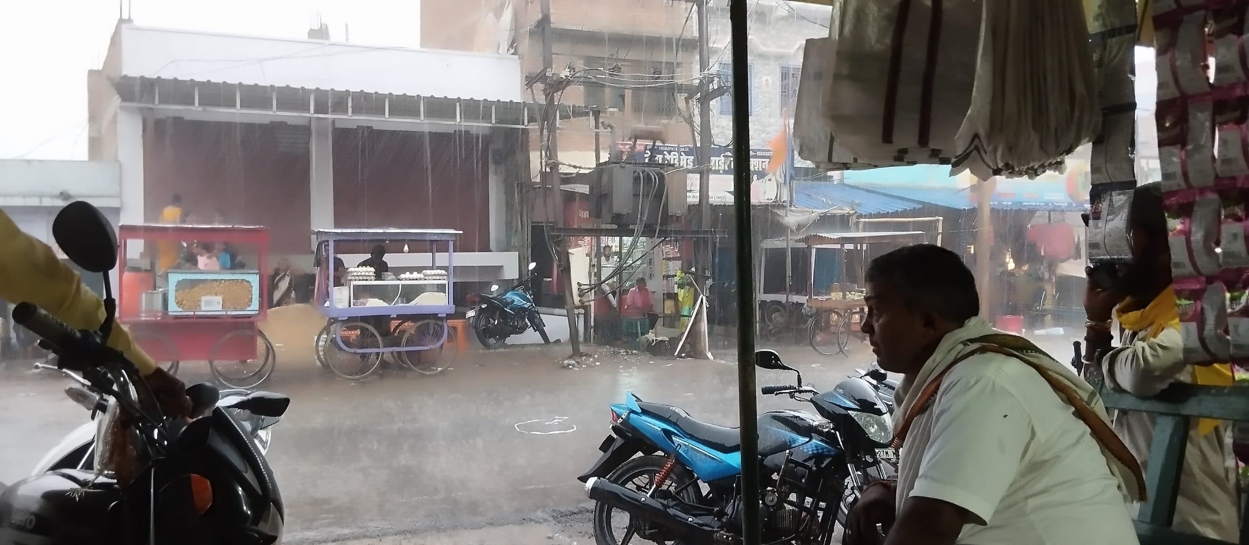 बारिश से मौसम हुआ सुहाना, गर्मी से लोगों को मिली राहत