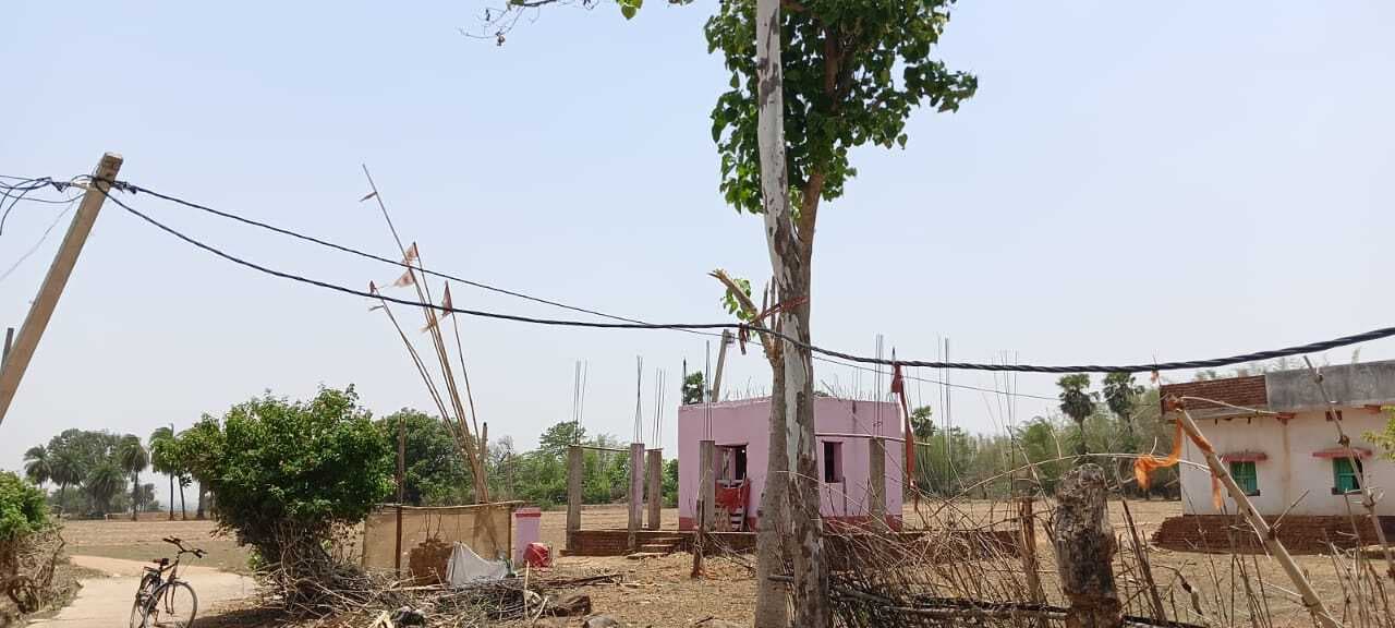 चकाई गांव के वार्ड नंबर तीन में लटक रहा बिजली का तार