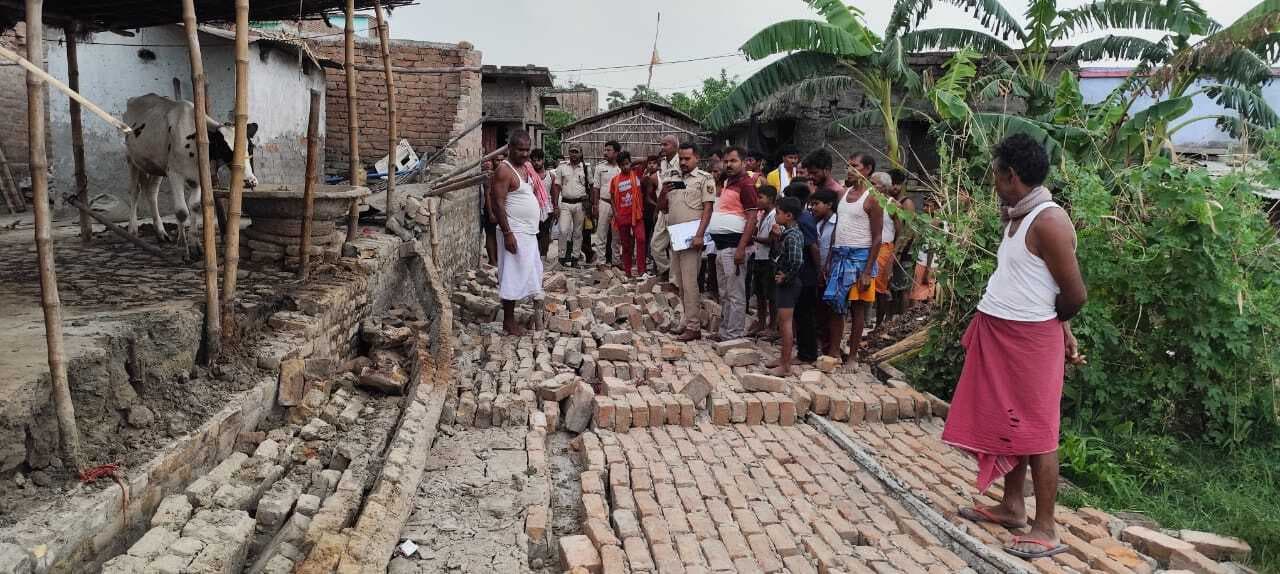 Motiharai: आंधी में दीवार गिरने से दबकर एक बच्ची की मौत