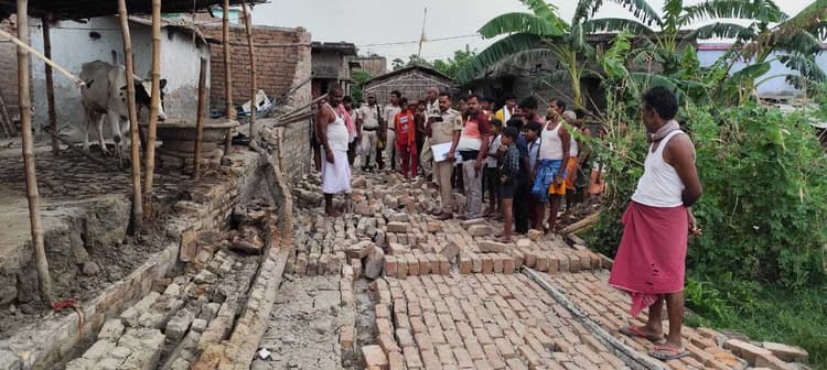 Motiharai: आंधी में दीवार गिरने से दबकर एक बच्ची की मौत