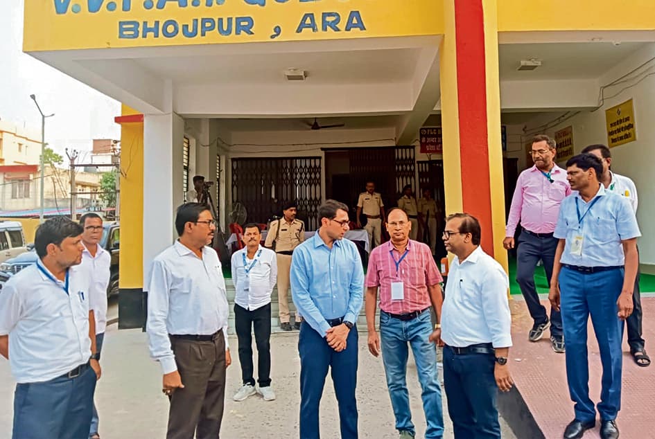 Ara News : इवीएम और वीवीपैट के एफएलसी कार्य का डीएम ने किया निरीक्षण