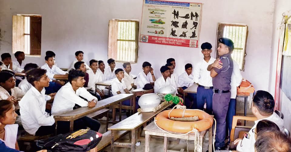 Ara News : आम नागरिक, छात्र व शिक्षकों किया जागरूक