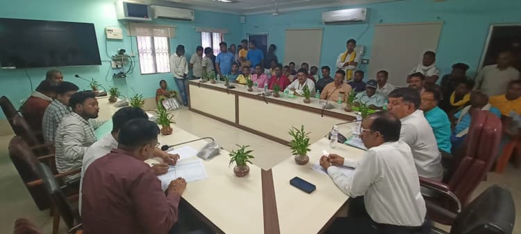 डंपर चालकों को तिरपाल ढककर कोयला ढुलायी करने का दिया निर्देश