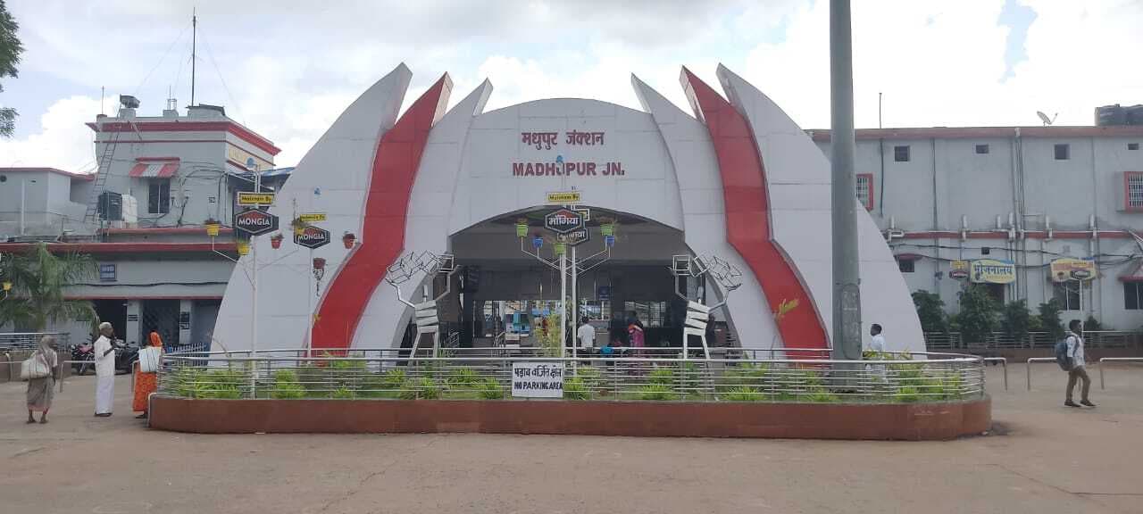 मधुपुर रेलवे स्टेशन पर असामाजिक तत्वों का जमावड़ा, दहशत में रहते हैं यात्री