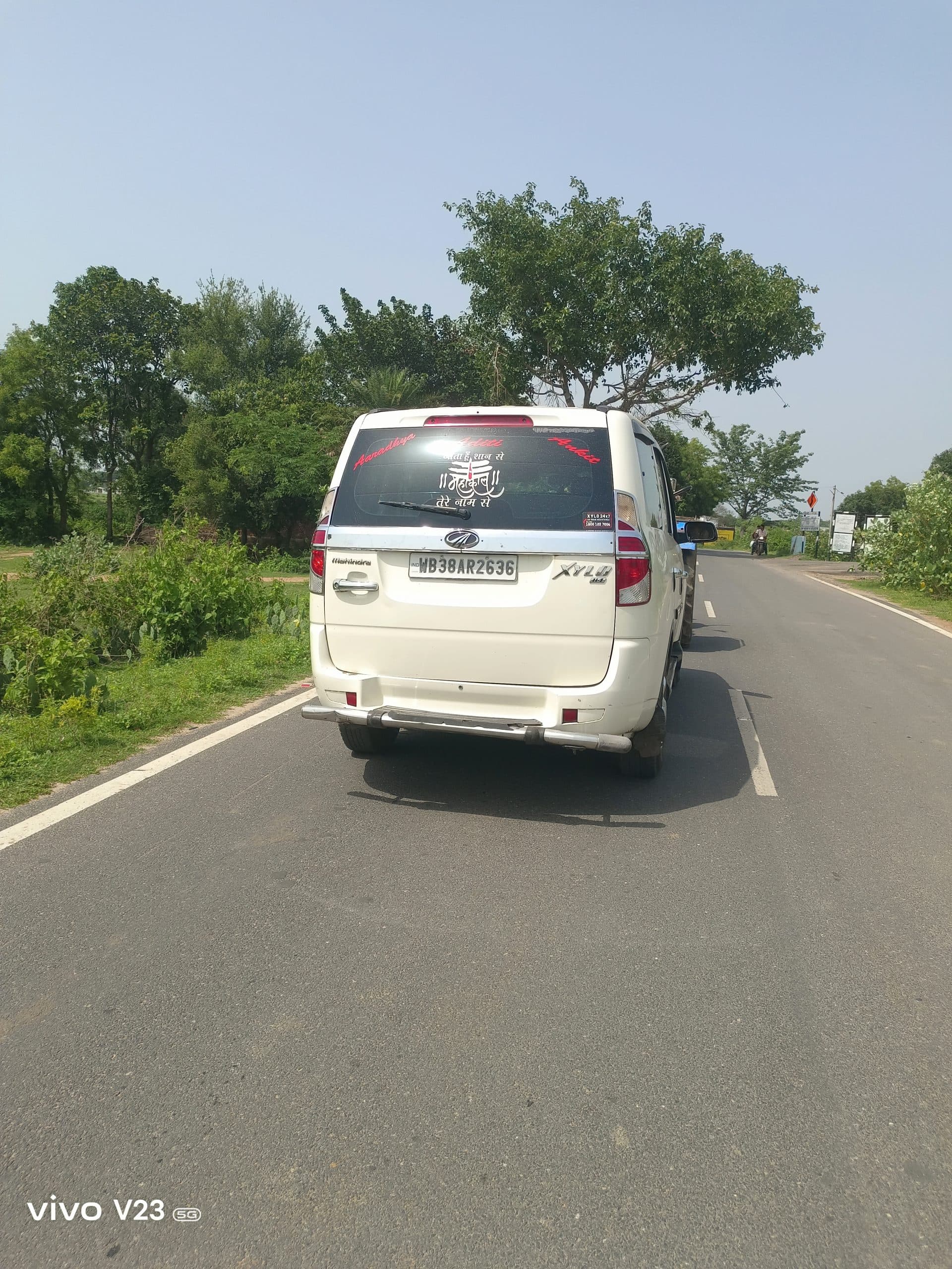 संतुलन बिगड़ने से कार दुर्घटनाग्रस्त, बाल-बाल बचे सवार