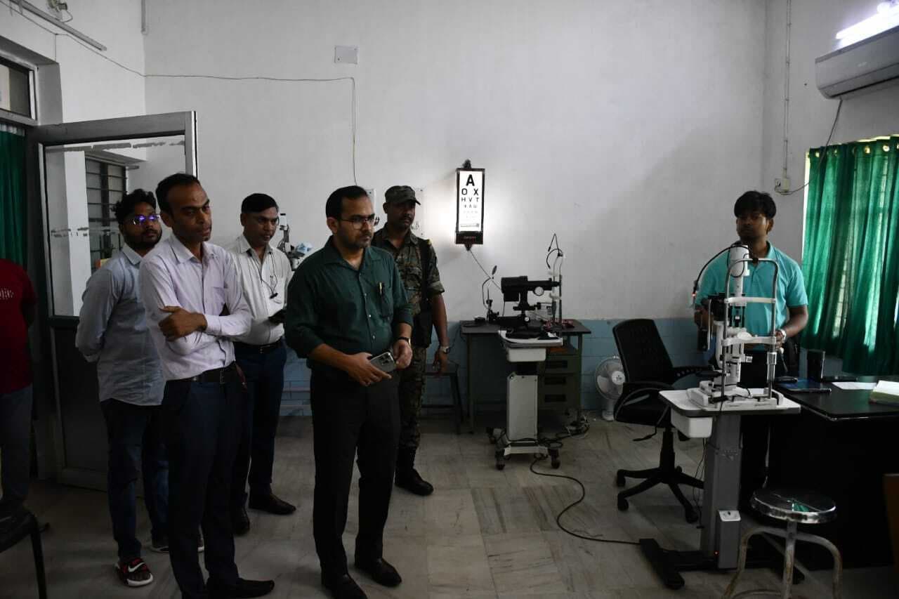 Seraikela Kharsawan News : निरीक्षण में गैरहाजिर मिले लिपिक और कर्मचारी, 24 घंटे में जवाब तलब