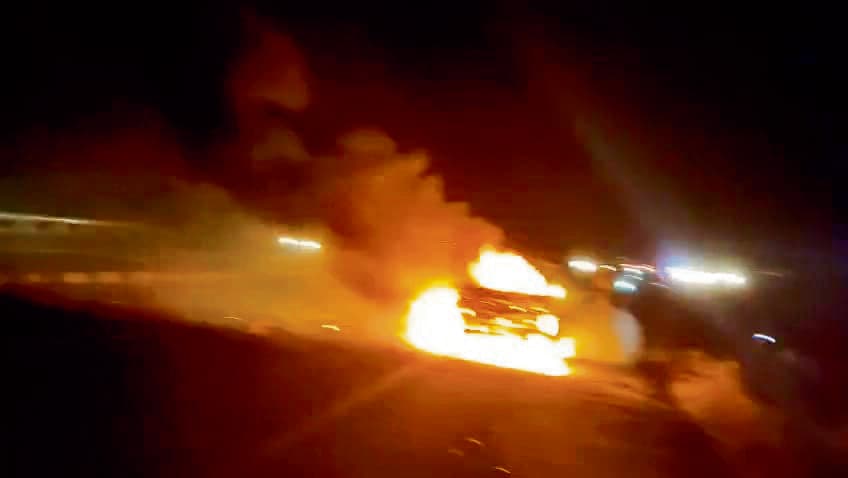 Jehanabad : बाइक व कार के बीच हुई टक्कर, धू-धू कर जलने लगी कार