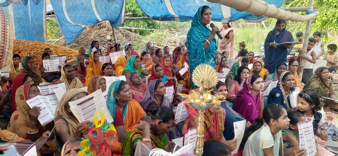 समूह से जुड़कर खुशहाली का संकल्प ले रही महिलाएं