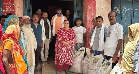 ग्रामीण विकास मंत्री ने किसानों के बीच बांटे बीज