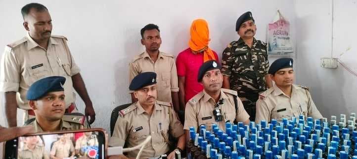 परसपानी गांव में भारी मात्रा में नकली शराब बरामद, बिहार भेजने की थी तैयारी, एक गिरफ्तार