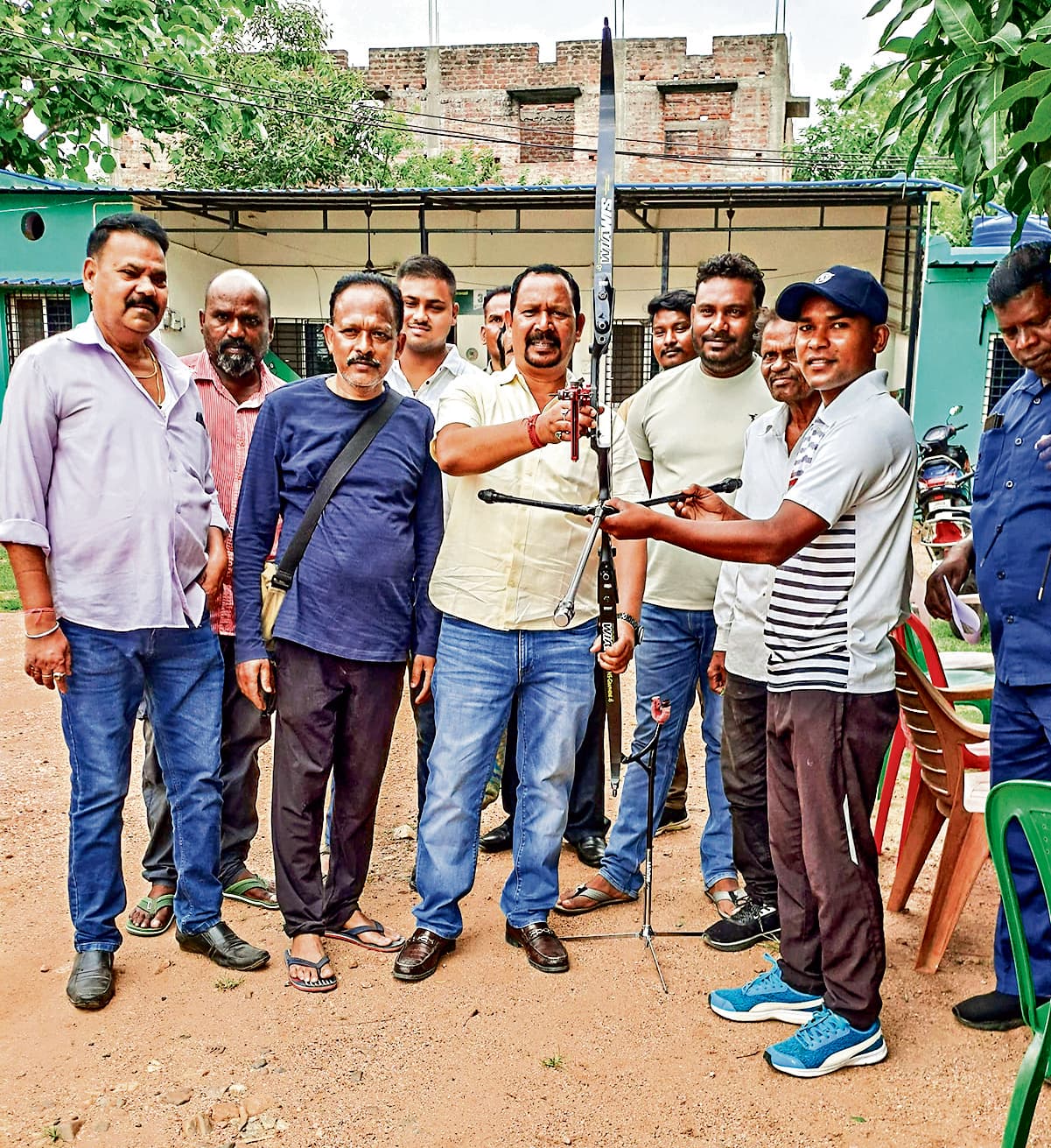 Chaibasa News : मैकलीन को 5.5 लाख का किट व धनुष मिला