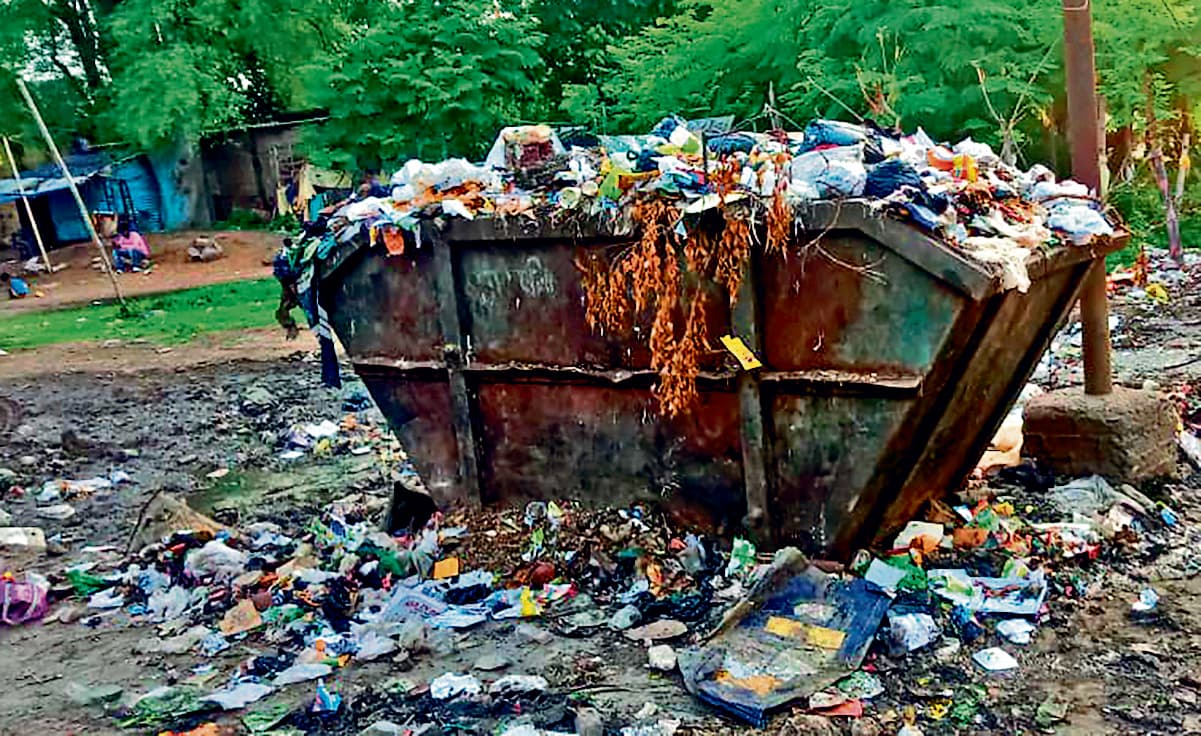 Chaibasa News : नगर परिषद की बेफिक्री से नरक बना मोहल्ला