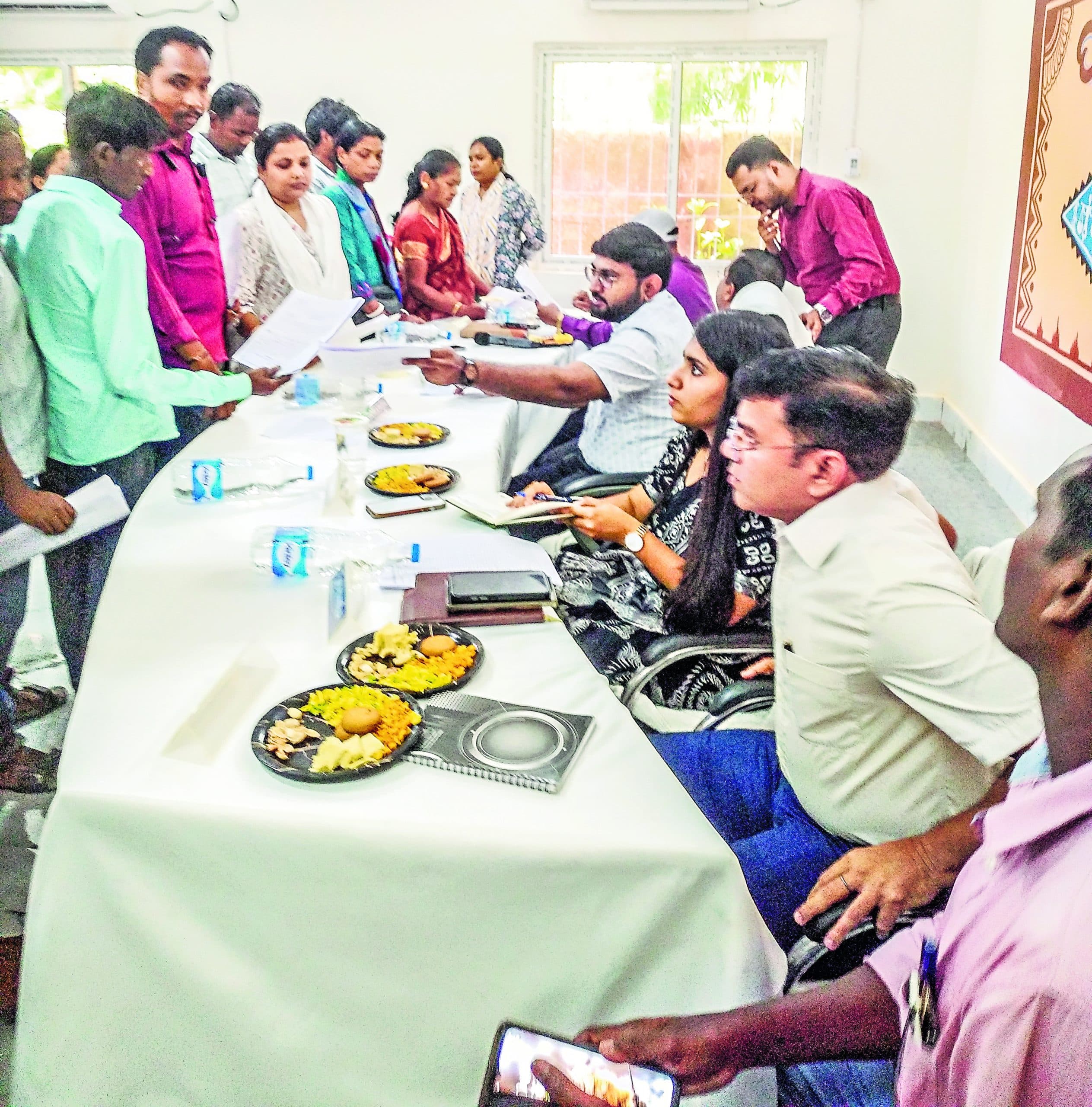 Rourkela News: जिलापाल ने लोगों की सुनीं शिकायतें, अधिकारियों को समाधान का दिया निर्देश