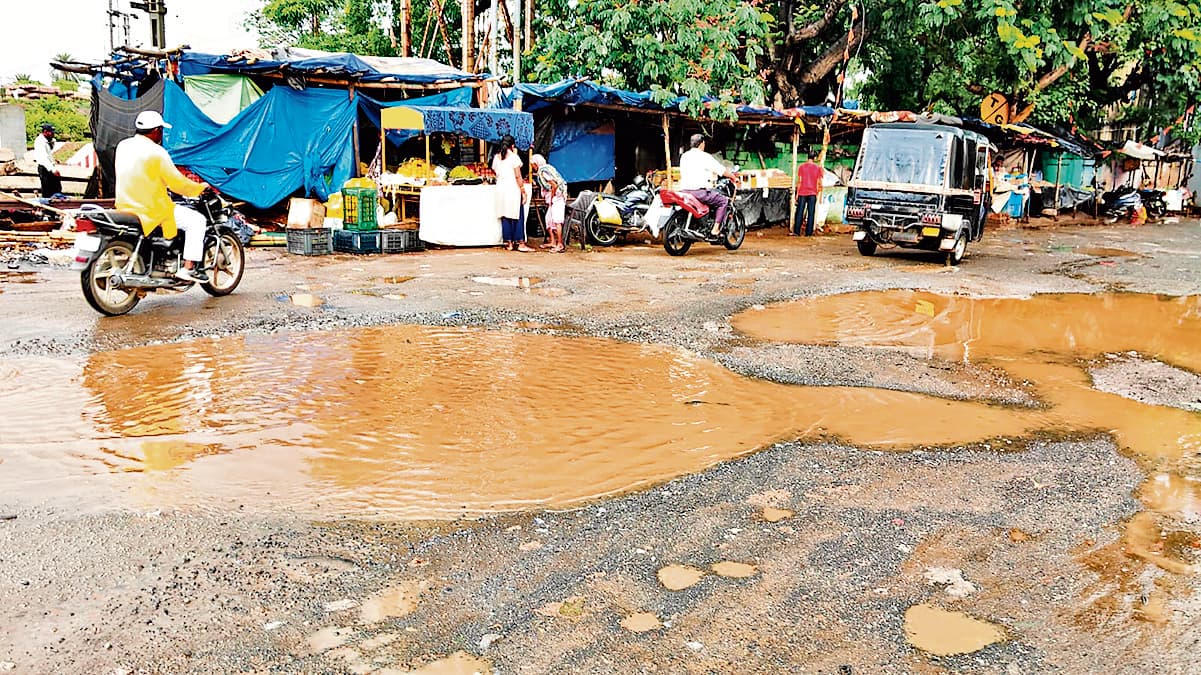 East Singbhum News : सड़क के गड्ढों से ‘सफर’ कर रहे शहरवासी