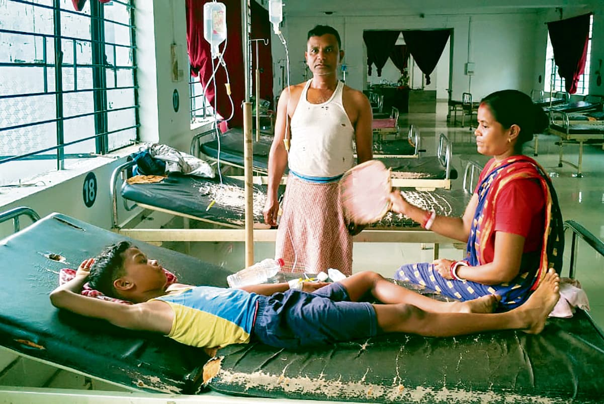 East Singhbhum News : बिजली कटने पर हाथ पंखा के सहारे मरीज