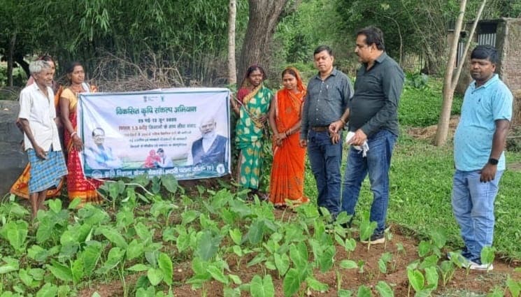 Bokaro News : कृषि विज्ञान केंद्र के वैज्ञानिकों ने किया कसमार प्रखंड के विभिन्न गांवों का दौरा